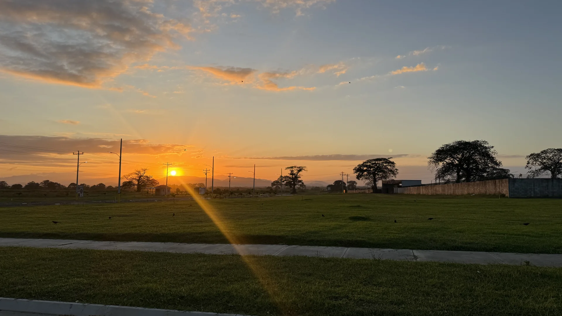 Terrenos del sector logístico de Distrito Sur al atardecer