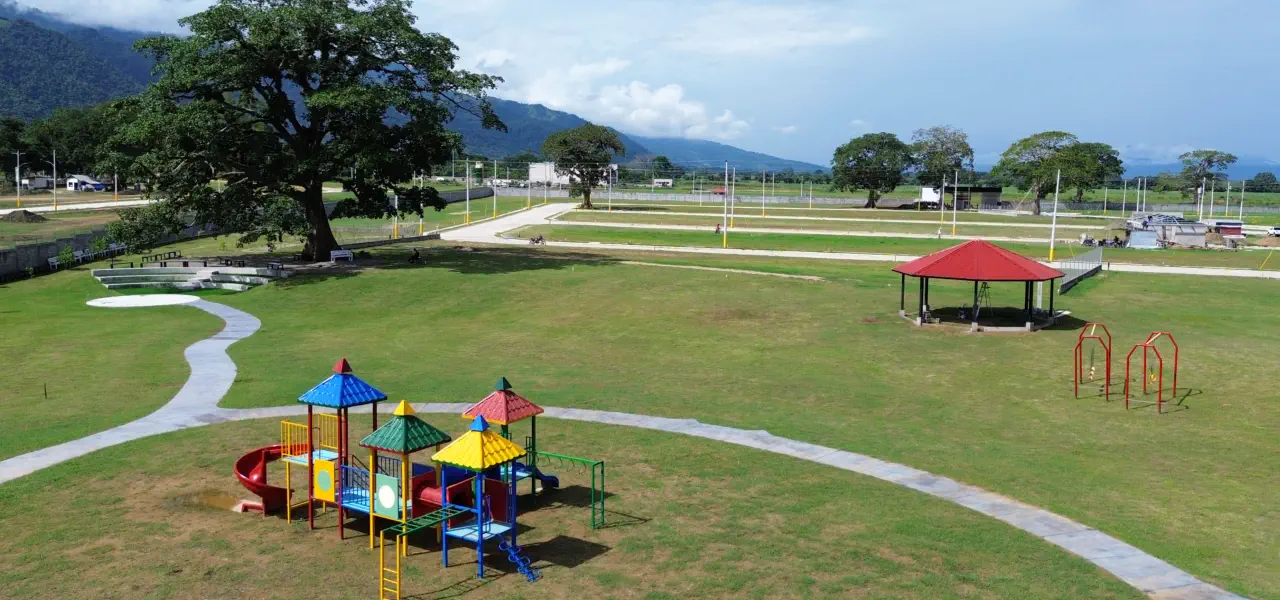 portico de entrada de residencial los prados el porgreeso honduras. lotes en venta