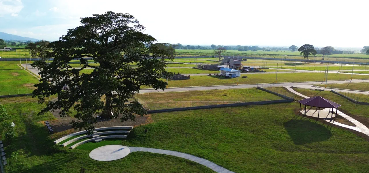 portico de entrada de residencial los prados el porgreeso honduras. lotes en venta