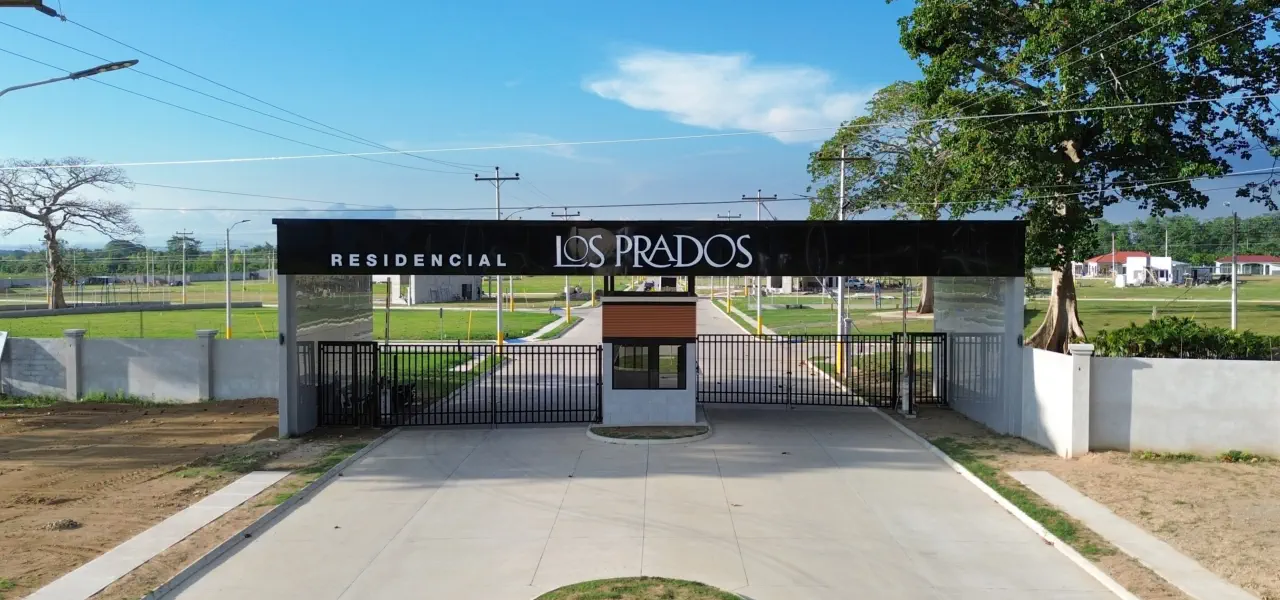 portico de entrada de residencial los prados el porgreeso honduras. lotes en venta
