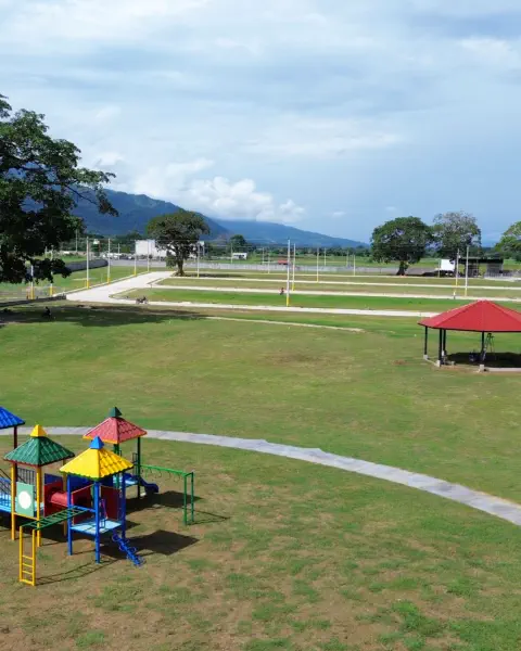 portico de entrada de residencial los prados el porgreeso honduras. lotes en venta