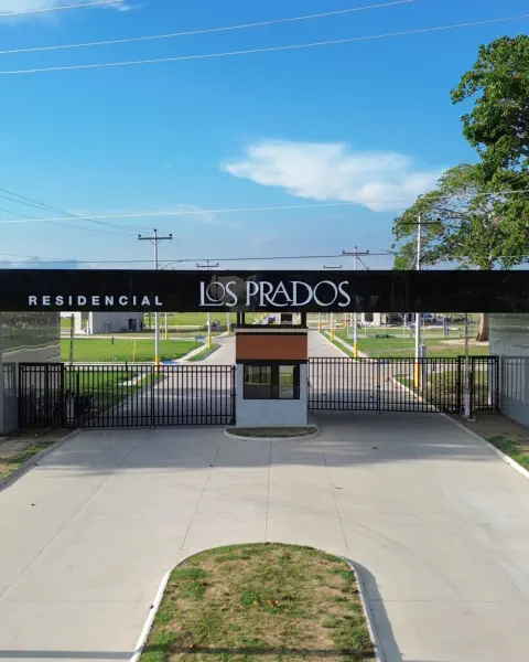 portico de entrada de residencial los prados el porgreeso honduras. lotes en venta