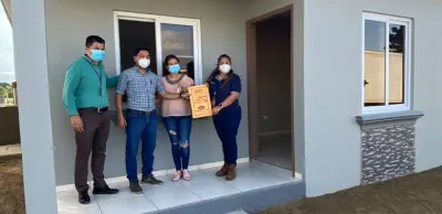 entrega de vivienda a familia