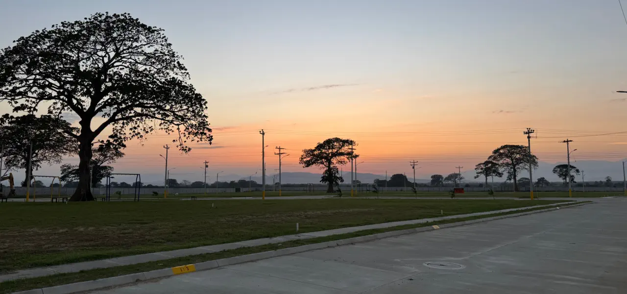 portico de entrada de residencial los prados el porgreeso honduras. lotes en venta