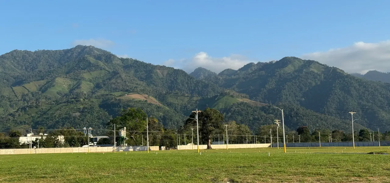 portico de entrada de residencial los prados el porgreeso honduras. lotes en venta
