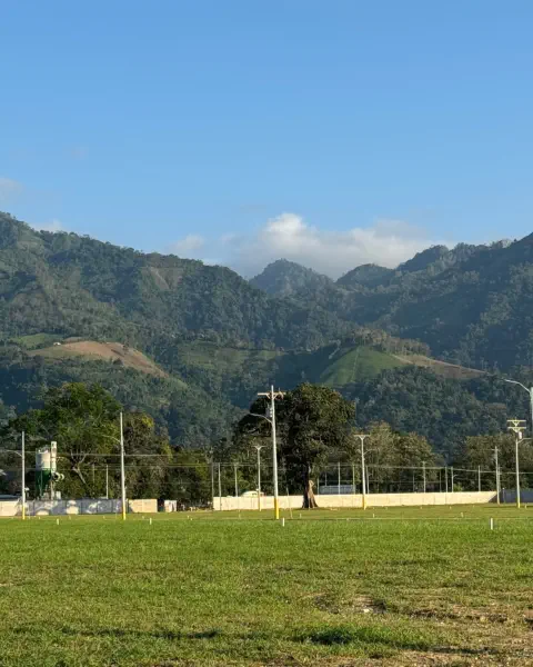 portico de entrada de residencial los prados el porgreeso honduras. lotes en venta