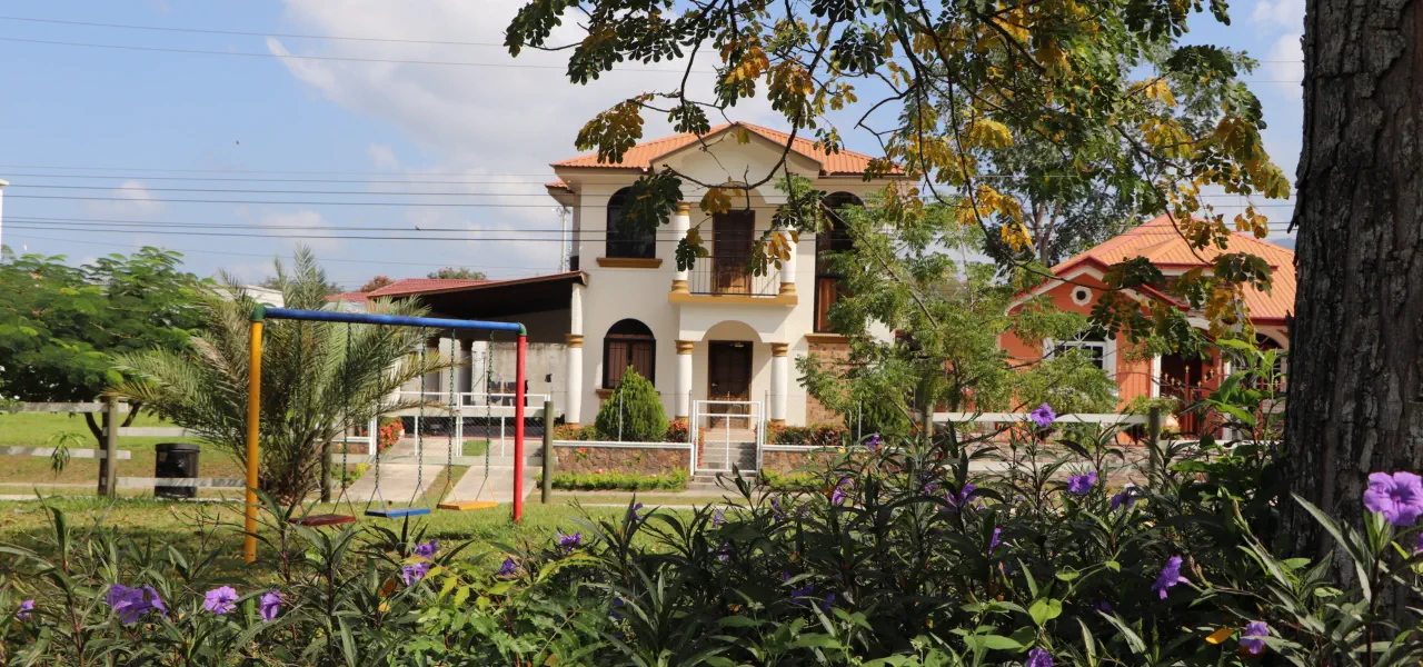 portico de entrada de residencial los prados el porgreeso honduras. lotes en venta