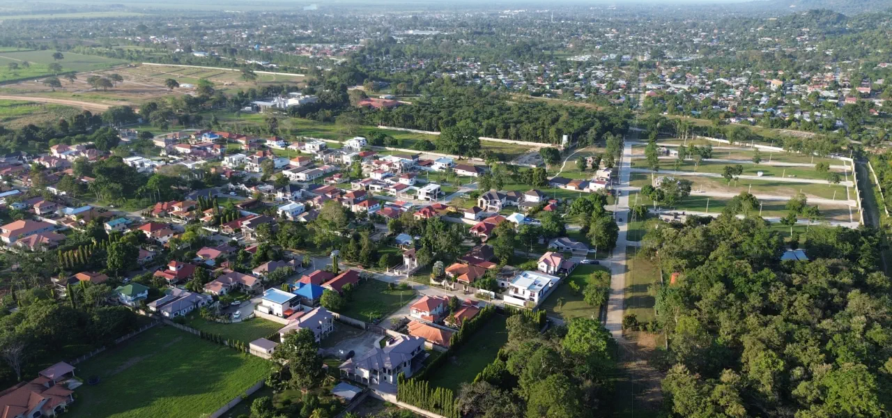 portico de entrada de residencial los prados el porgreeso honduras. lotes en venta