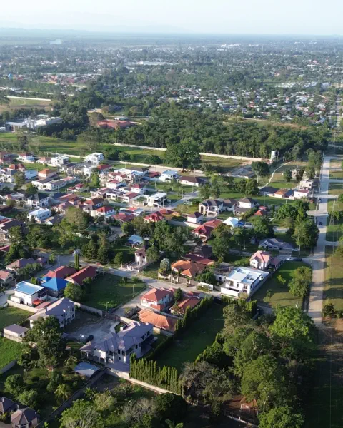 portico de entrada de residencial los prados el porgreeso honduras. lotes en venta