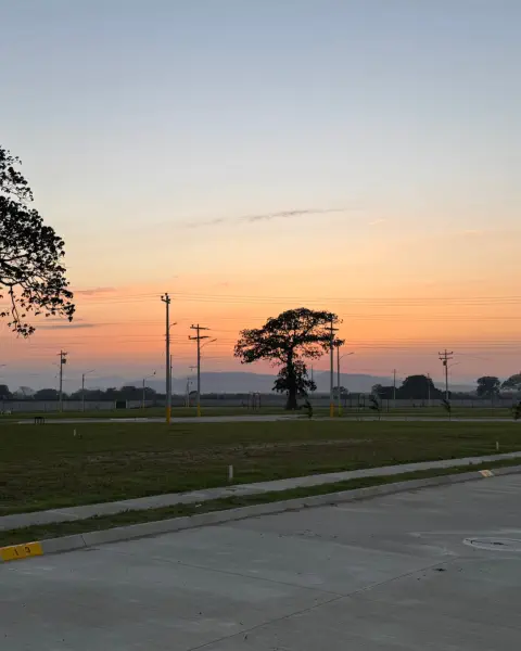 portico de entrada de residencial los prados el porgreeso honduras. lotes en venta